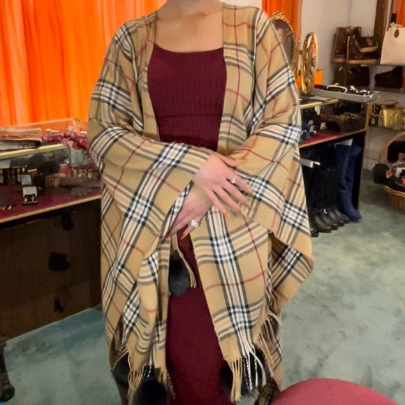 Designer Cape With Mink Balls - Picture 4 of 7